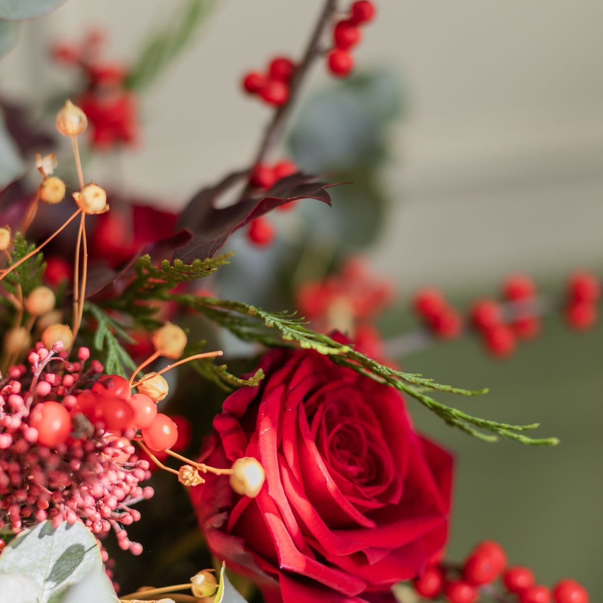 Pack de Natal: Arranjo de Rosas com Chocolate e Cartão