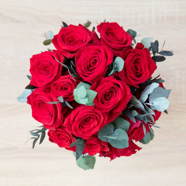 Enviar sombrerera con rosas rojas San Valentín