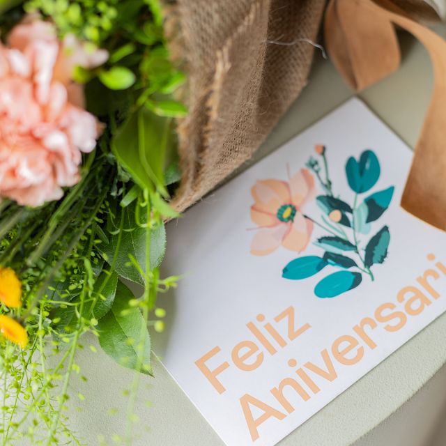 Pack Aniversario: Ramo con Envoltorio y Tarjeta
