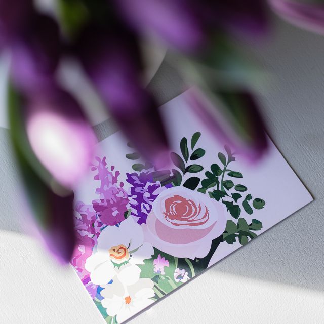 Pack Mujer: Tulipanes con Jarrón y Tarjeta