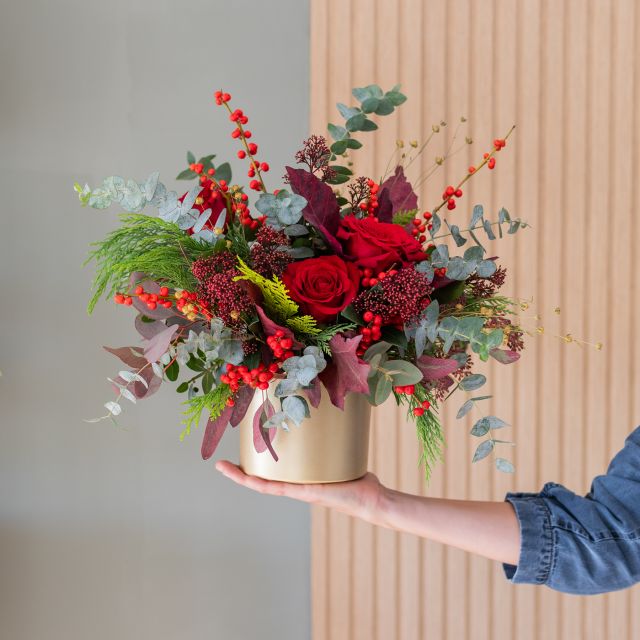 Arreglo con rosas y acebo