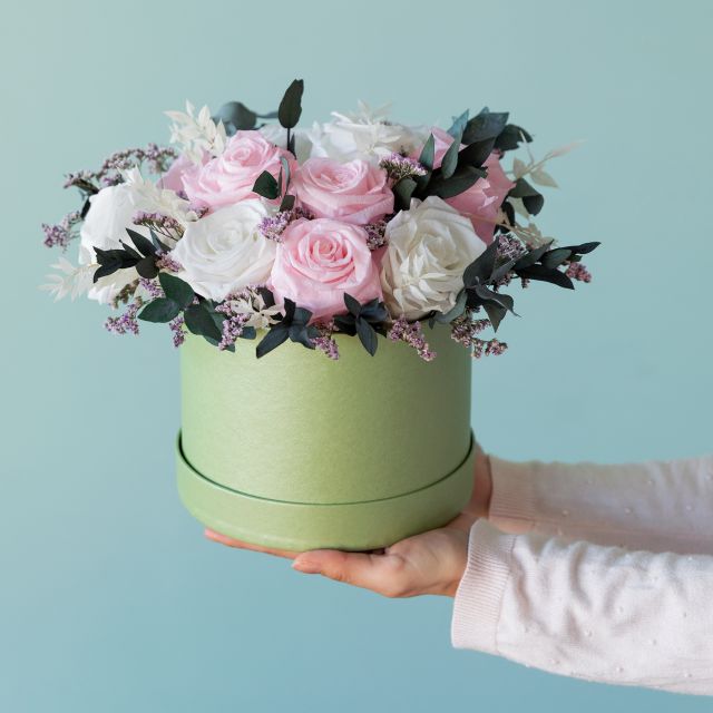 Envío sombrerera con rosas San Valentín