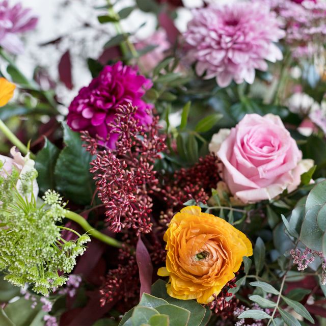 Ramo con rosas y crisantemos Colvin